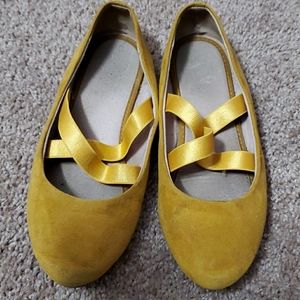 Girls old navy slip on flats. 💛